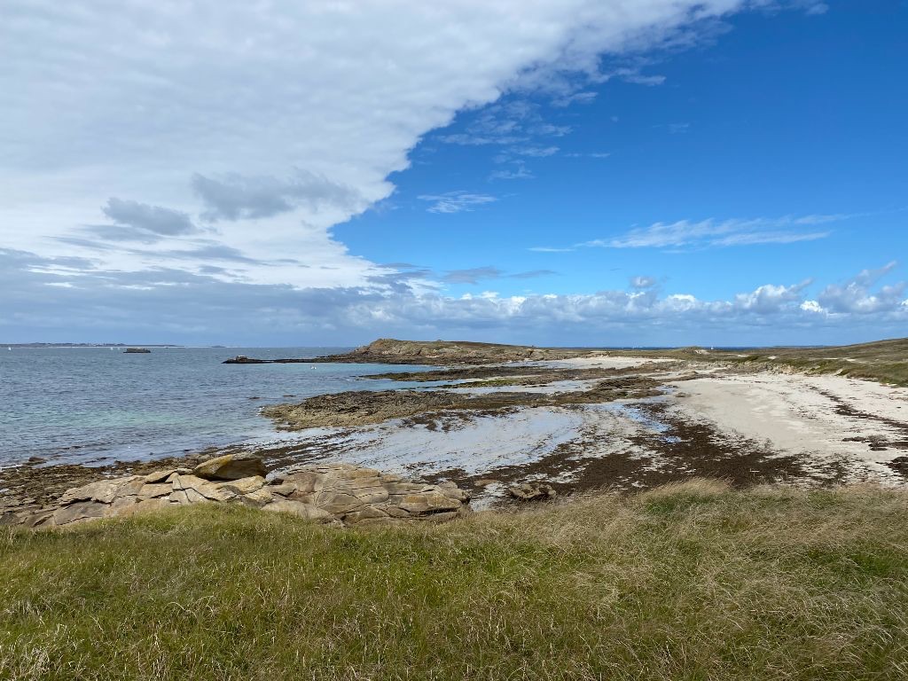 Rivage de Hoëdic sous un grand ciel