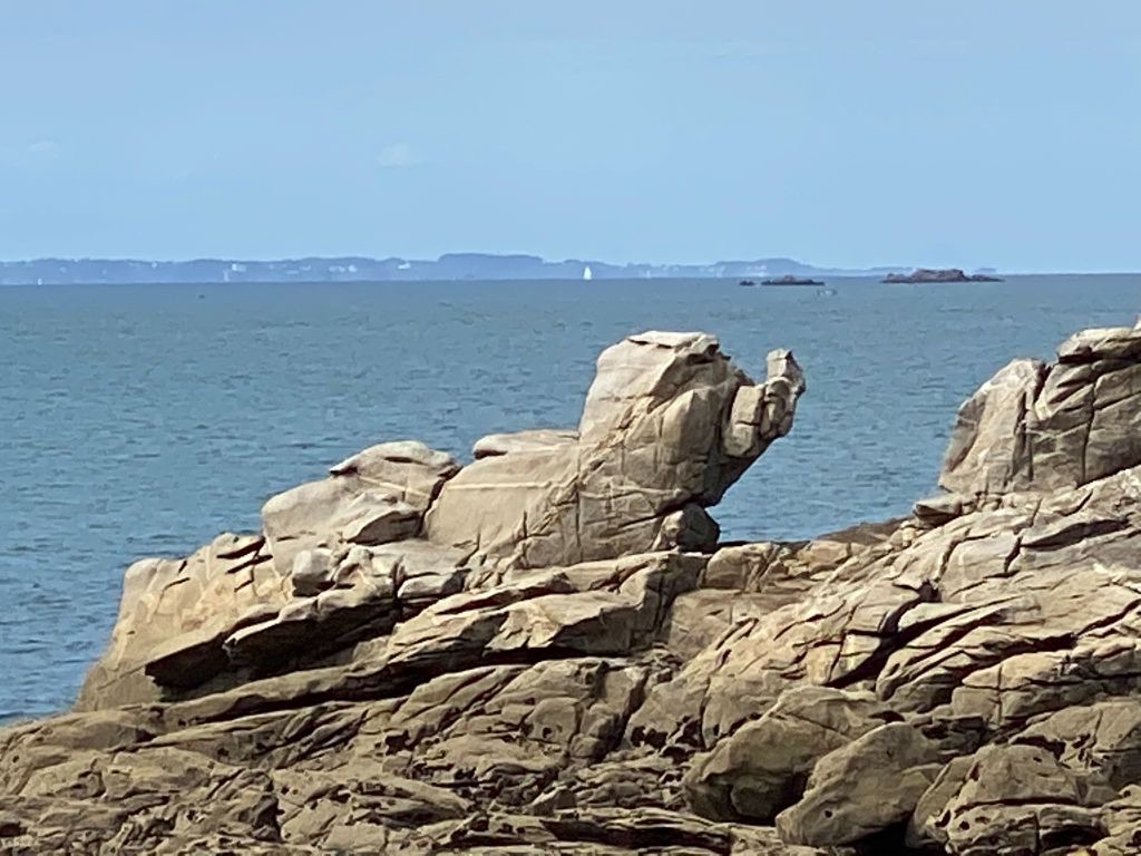 Rocher sculptural face à la mer à Hoëdic